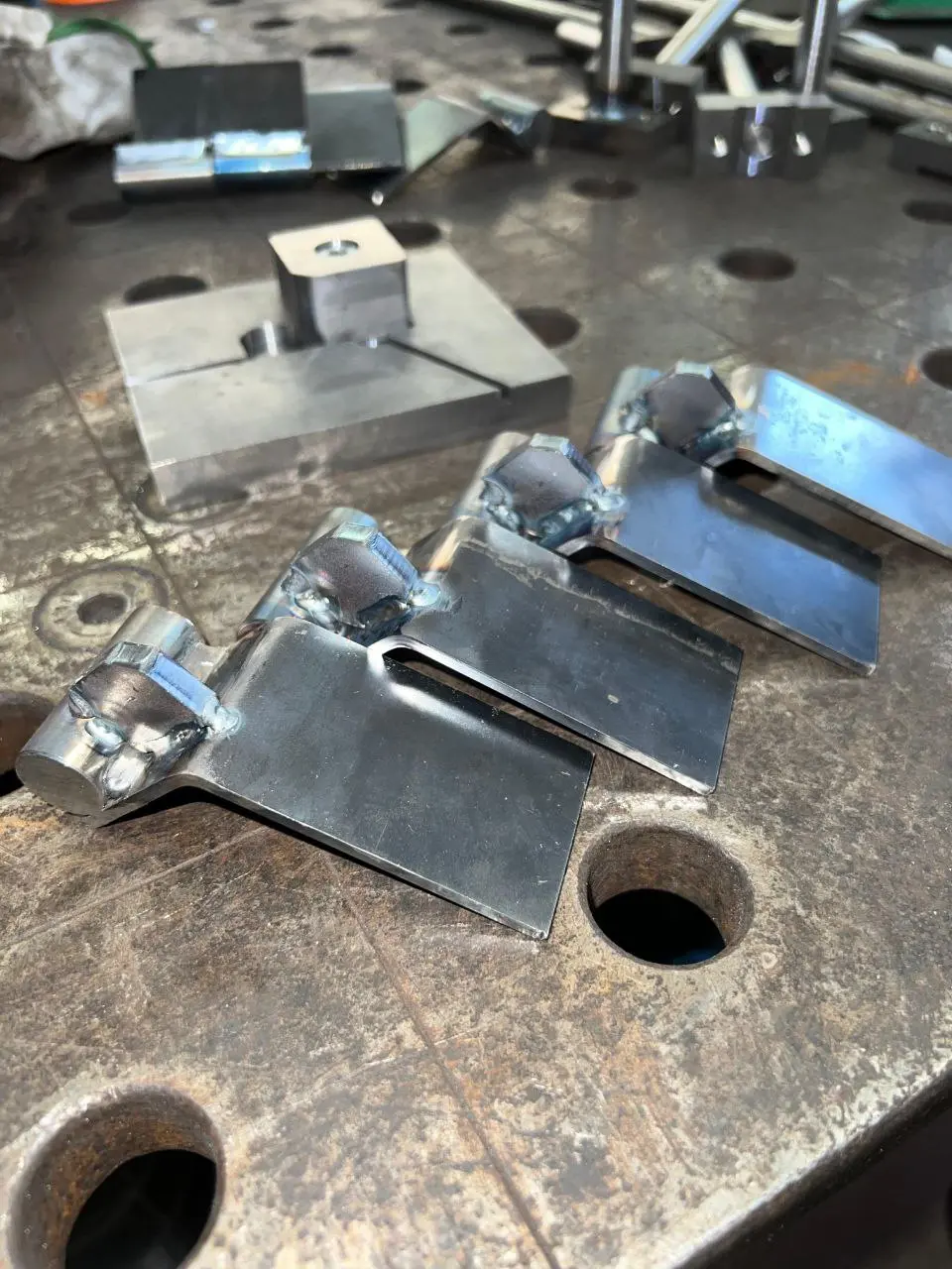 Tecnico specializzato durante saldatura tradizionale